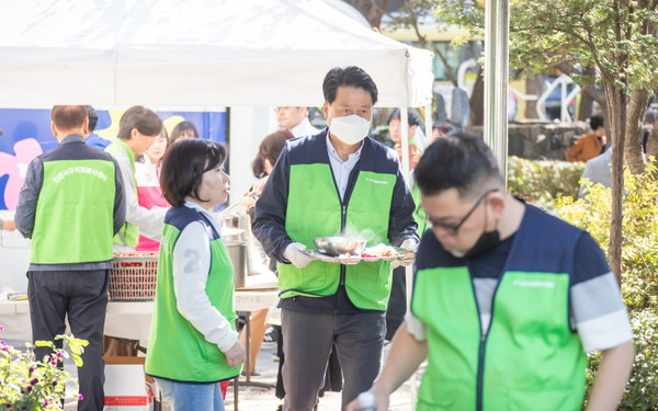 ▲ 강범석 인천서구청장이 무료급식 봉사활동을 실시하고 있다.