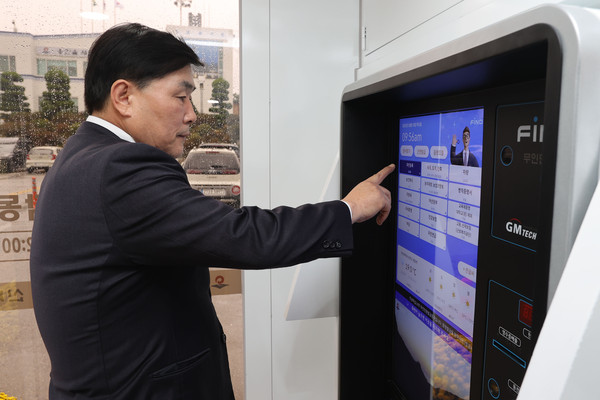 ▲ 문경복 옹진군수가 무인민원발급기를 살펴보고 있다.