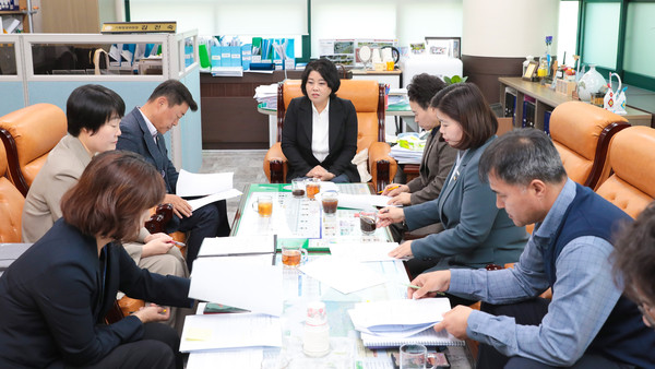 ▲ 안산시의회 의원연구단체 ‘안산시 조례 정비 연구모임’이 18일 기획행정위원장실에서 제4차 간담회를 가졌다. 사진은 이날 간담회 중 한 장면.