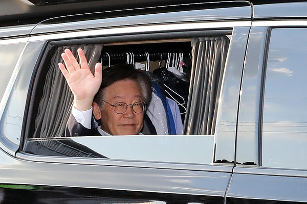 ▲ 이재명 더불어민주당 대표가 퇴원하며 지지자들을 향해 손을 흔들고 있다. /뉴시스