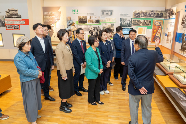 ▲ 도산안창호기념관·도산공원 현장방문 기념촬영 모습.