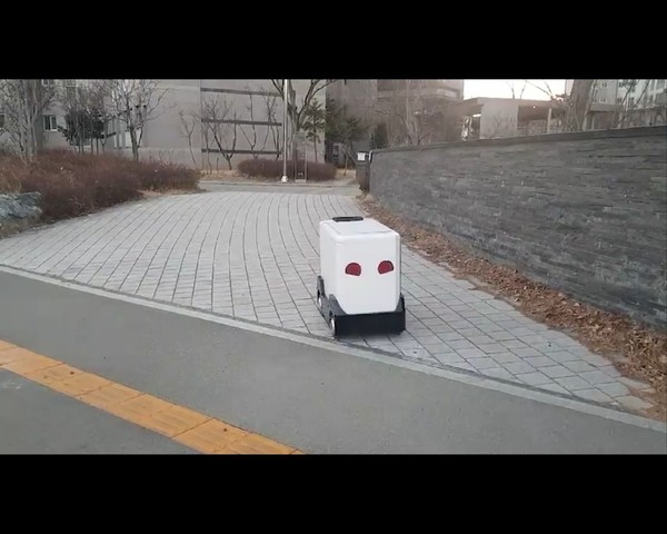 디하이브의 지능형 자율주행 로봇이 방범 순찰을 하고 있다.