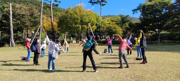 ▲ 군포시 치매가족 힐링프로그램 운영 모습.