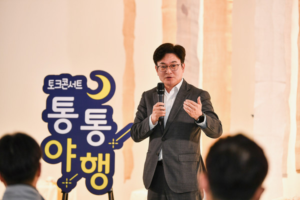 ▲ 김병수 김포시장이 통통야행 토크콘서트에서 현안에 대해 설명하고 있다.