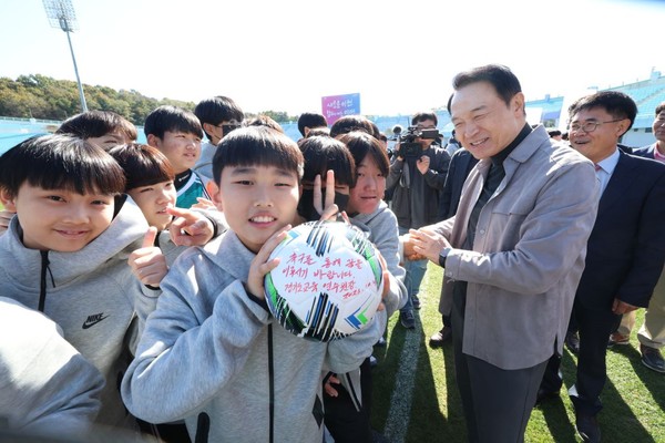 ▲ 임태희 경기도교육감이 21일 이천종합운동장에서 제16회 전국학교스포츠클랍 축전 축구 경기대회에서 학생 선수들을 격려하고 있다.