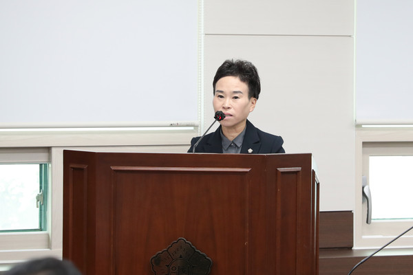 ▲ 이지화 의원이 지난 10월 17일 제285회 임시회 기획행정위원회에서 안산투명사회협약 실천 및 그 지원에 관한 조례 폐지조례안’에 대해 제안설명을 하고 있는 모습.