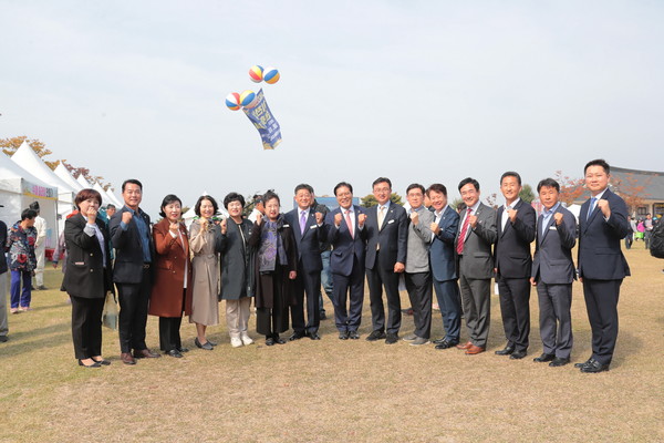 ▲ 공주시의회 쌀문화축제 방문 기념촬영 모습.