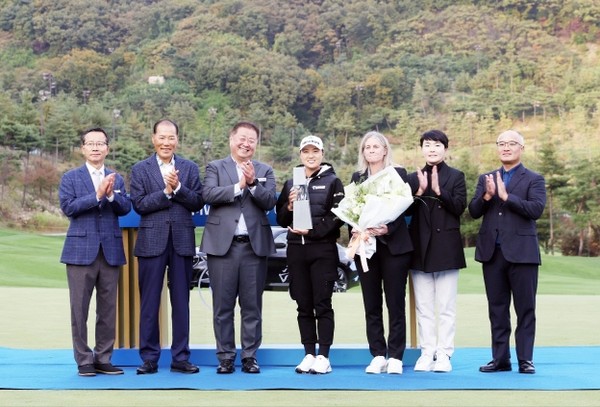 ▲ BMW 레이디스 챔피언십 우승 상금 전달 모습.