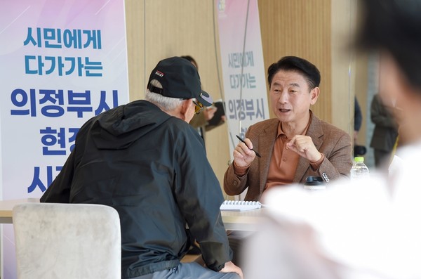 ▲ 김동근 의정부시장이 시민 의견을 경청하고 있다.