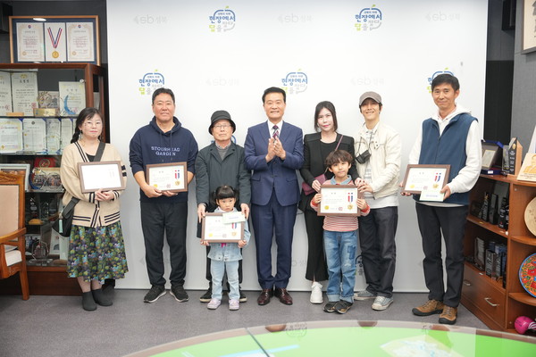 ▲ 이승로 성북구청장(가운데)과 2023 성북구 사진 공모전 수상자들이 상장 수여 후 기념촬영을 하고 있다.