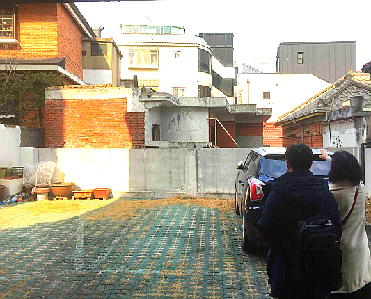 ▲ 양천구 빈집 실태조사 중인 조사원들의 모습.