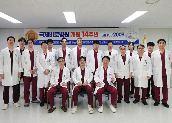 ▲ 국제바로병원 개원14주년 그랜드라운딩 직원들 단체사진.