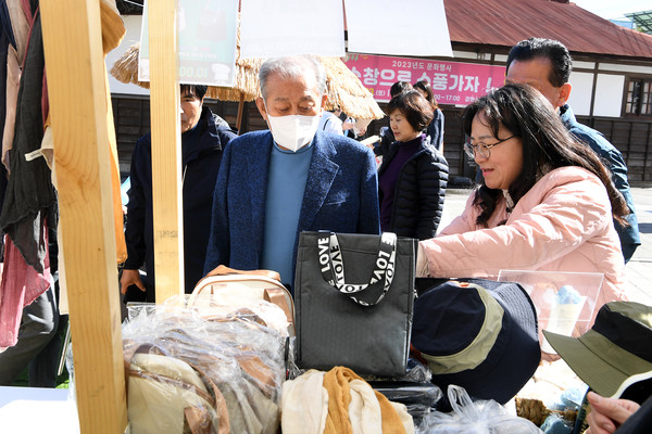 ▲ 강화 와글와글 행사에 방문한 유천호 강화군수.