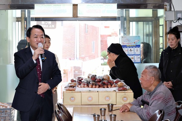 ▲ 김찬진 인천동구청장이 동구빵 및 위생용품 후원 행사를 진행하고 있다.