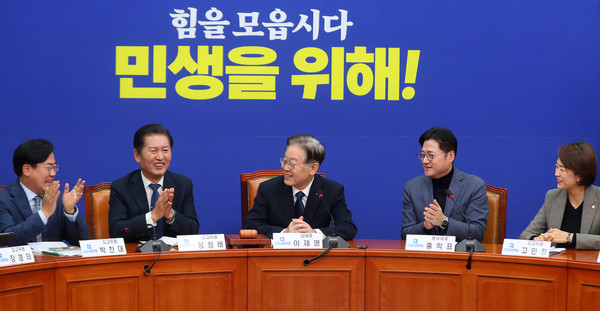 ▲ 35일만에 당무에 복귀한 이재명 더불어민주당 대표가 23일 오전 서울 여의도 국회에서 열린 최고위원회의에서 의원들로 부터 박수를 받고 있다. /뉴시스