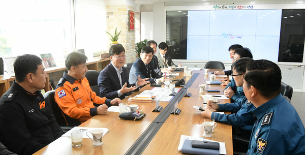 ▲ 이민근 안산시장이 경찰서장소방서장과 시민안전모델 주요 현안 간담회를 진행하고 있다.