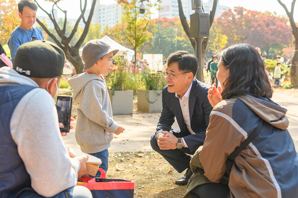 ▲ 지난해 양천공원에서 열린 가을힐링파크데이에서 지역아동과 소통중인 이기재 양천구청장.