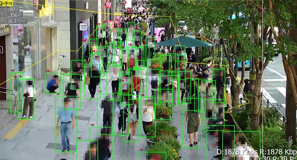 ▲ ‘AI 실시간 혼잡도 관제시스템’을 통해 면적 1㎡당 인원수, 인파밀도 등을 실시간 자동계산해 표출하고 있다.