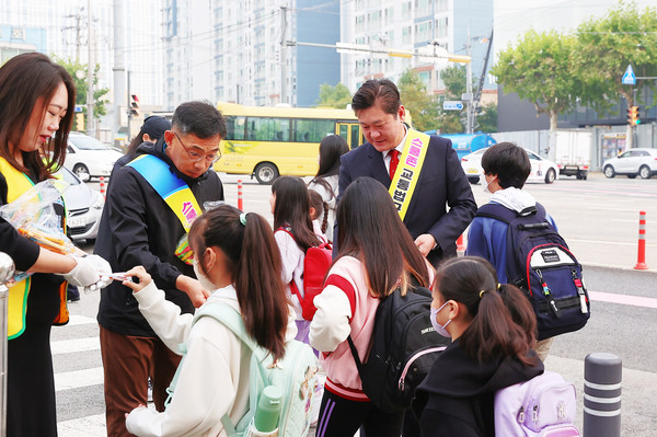 ▲ 이영훈 미추홀구청장이 도화초등학교 앞에서 교통안전 캠페인을 진행하고 있다.