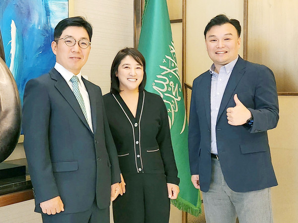 ▲ (왼쪽부터) 김유원 네이버클라우드 대표, 채선주 네이버 대외ESG 정책 대표, 석상옥 네이버랩스 대표. /뉴시스