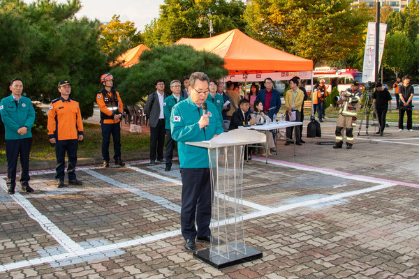 ▲ 지난 23일 학여울 SETEC에서 실시된 ‘2023년 강남구 안전한국 훈련’에서 김형대 의장이 훈련 참가자들에게 격려의 말을 하고 있다.