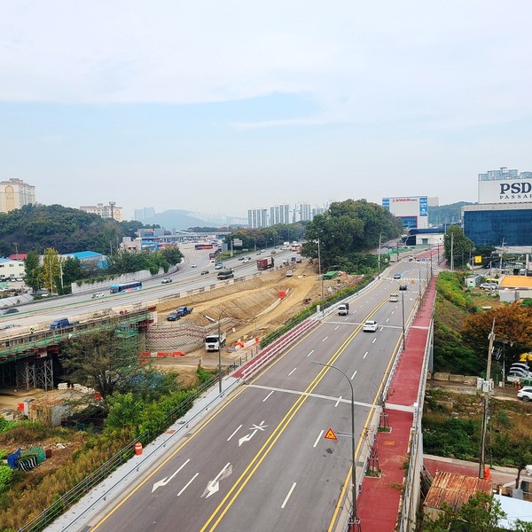▲ 용인특례시 기흥구 공세동~고매동 1.4km 구간 교통난 개선 위한 차로 확장 모습.