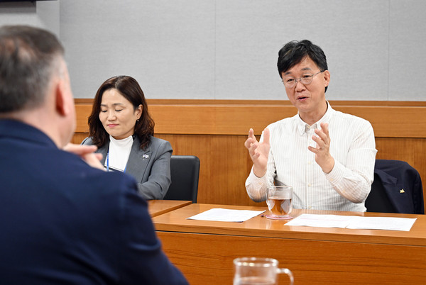 ▲ 이민근 안산시장이 유태균 서울예대 총장과 정책현안을 논의하고 있다.