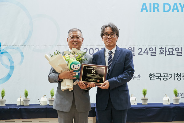 ▲ 강남구 수상 사진(왼쪽 정헌재 부구청장).