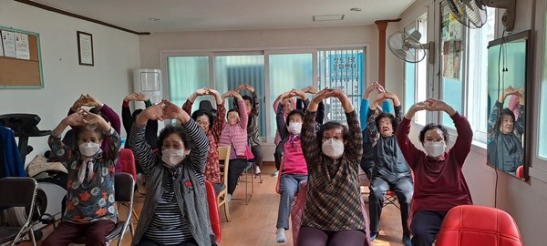 ▲ 동작구 경로당에서 어르신 대상으로 실시한 실버 체조 프로그램 사진.