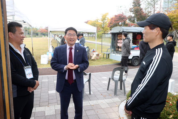 ▲ 수원특례시의회 김기정 의장 관계자 격려 모습.