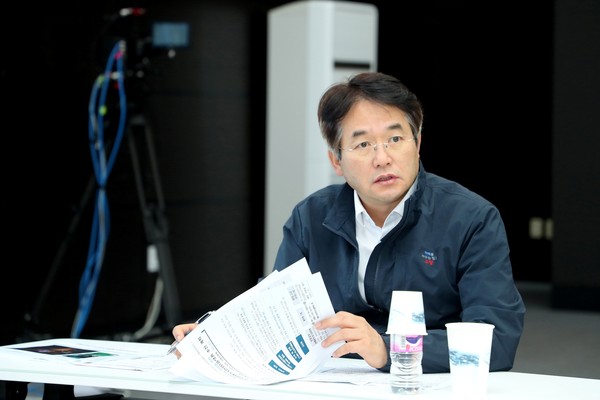 ▲ 이동환 고양특례시장이 고양 아쿠아 특수촬영 스튜디오를 방문해 현장 의견을 청취하고 있다.