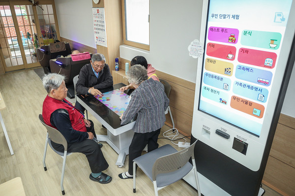 ▲ 키오스크와 스마트테이블이 비치된 양천구 신원스마트경로당 전경.