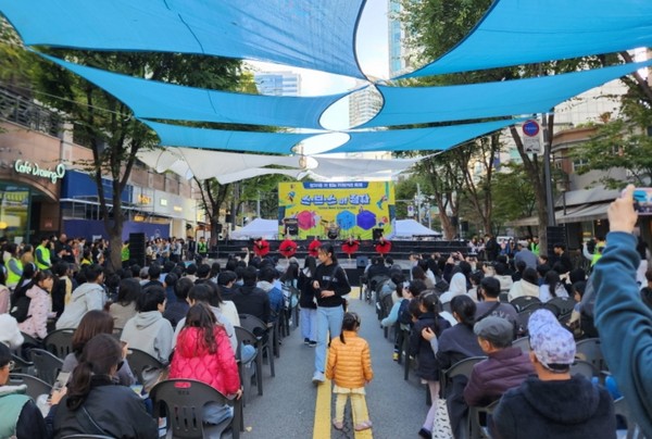 ▲ 성남시청소년재단, 정자1동 차 없는 카페거리 축제.