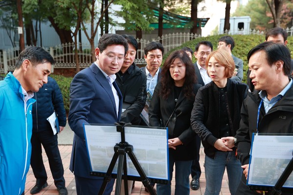 ▲ 학부모와의 간담회에서 요청받은 현장 방문 약속을 지킨 이상일 용인특례시장이 백현초등학교를 찾아 학부모들과 의견을 교환하고 있다.