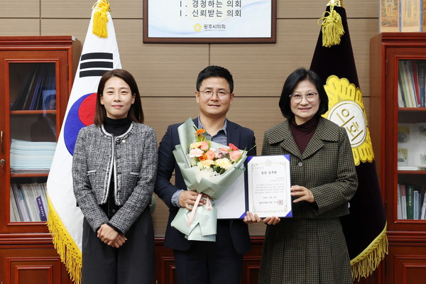 ▲ 10월중 의회 칭찬공무원 기념촬영 모습.