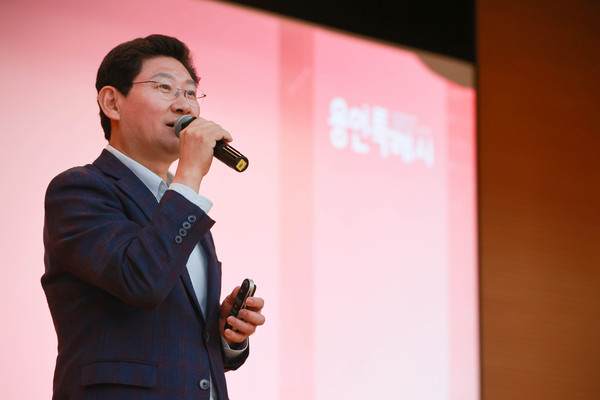 이상일 용인특례시장이 26일 주민자치연합회 초청으로 처인구 포곡읍 대웅경영개발원 강당에서 주민자치센터 관계자를 대상으로 특강을 했다.