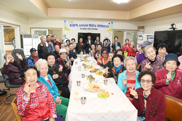조용익 부천시장은 복사골공원 경로당 어르신의 안부를 살피고 다과를 나누며 소통의 자리를 이어갔다