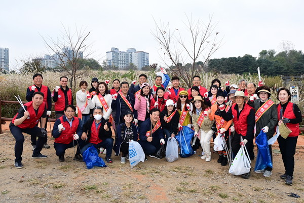 동행산악회와 봉재산서 자연정화 활동
