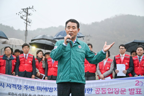 ▲ 백영현 포천시장이 군소총탄 민간차량 피탄에 따른 총력대응 집회를 펼치고 있다.