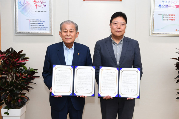▲ 강화군과 한국열린사이버대학교 업무협약 체결 모습.