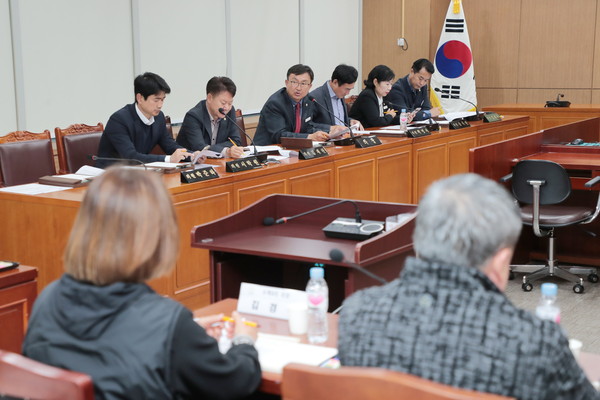 ▲ 신둔면 이장단과 소통의 장 진행하는 모습.
