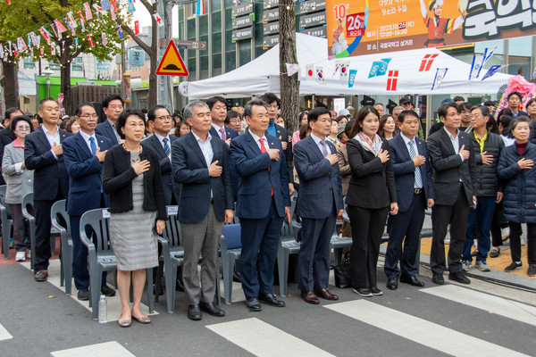 ▲ 행사에 참석한 강남구의회 의원들 (좌측에서 3번째 김형대 의장, 4번째 전인수 부의장, 5번째 김민경 행정재경위원장, 6번째 황영각 복지도시위원장).