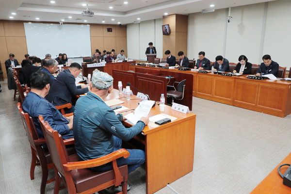 ▲ 시민과의 소통의 날 신둔면 이장단과 소통의 장 마련.