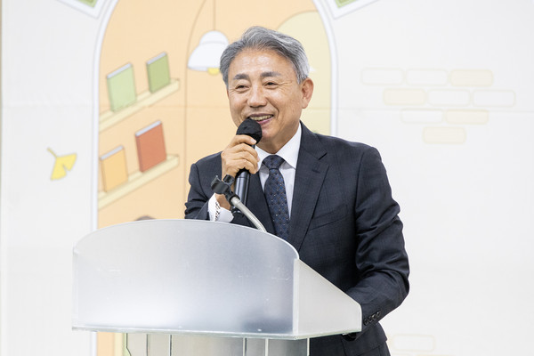 ▲ 윤환 계양구청장이 올해의 책 작가와의 만남 행사에서 인사말을 하고 있다.