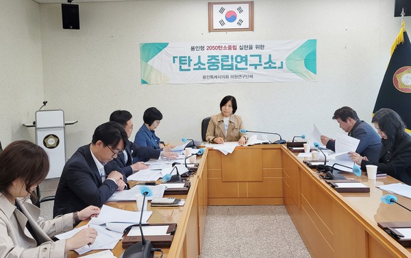 ▲ 용인특례시의회 의원들과 관계자들이 조례 내용을 논의하고 있다.