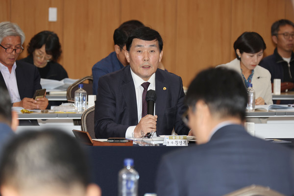 ▲ 문경복 옹진군수가 섬 지역 기초단체장 협의회 임시회의에서 발언하고 있다.