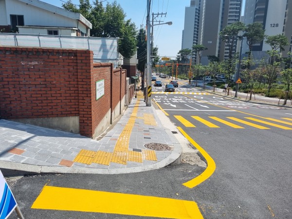 ▲ 수원공고 정문 주변 통학로 시공 완료 모습.