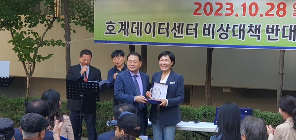 ▲ 호계 데이터센터 비상대책 반대위원회 해단식서 감사패 전달받는 이채명 의원.