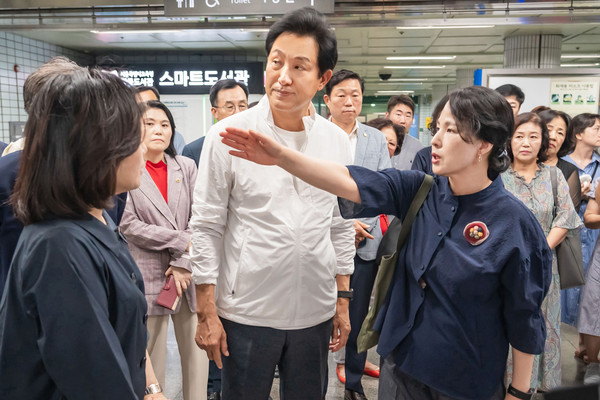 ▲ 오세훈 서울시장과 이수희 강동구청장이 길동역 현장 점검을 하는 모습.