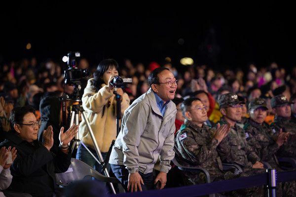 ▲ 김덕현 연천군수가 제복 입은 사람들이 존경받는 사회 축제에서 인사를 하고 있다.